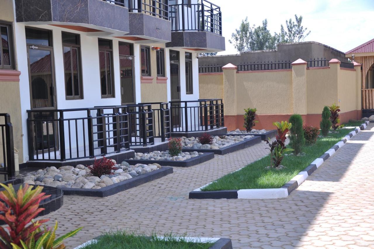 Golden View Hotel Ibanda Екстер'єр фото