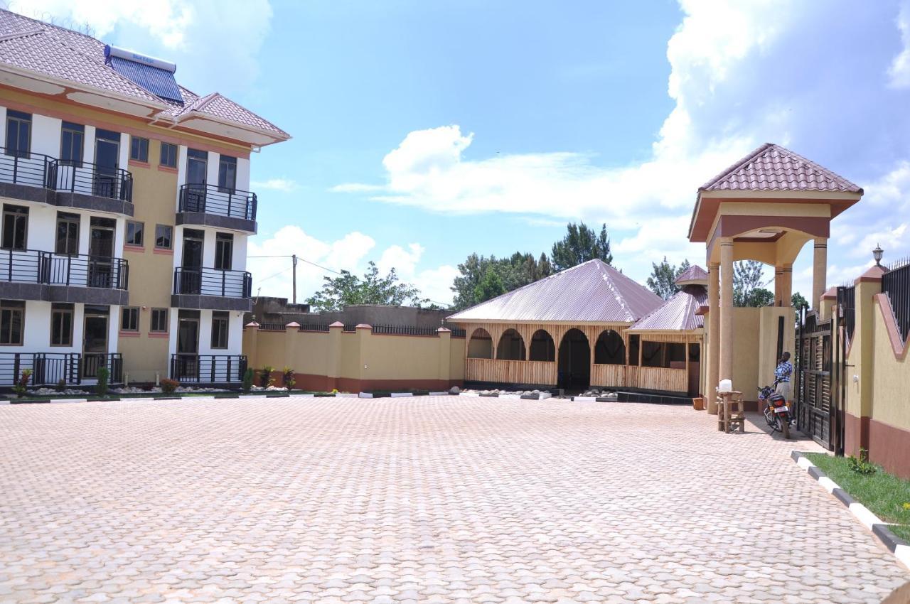 Golden View Hotel Ibanda Екстер'єр фото
