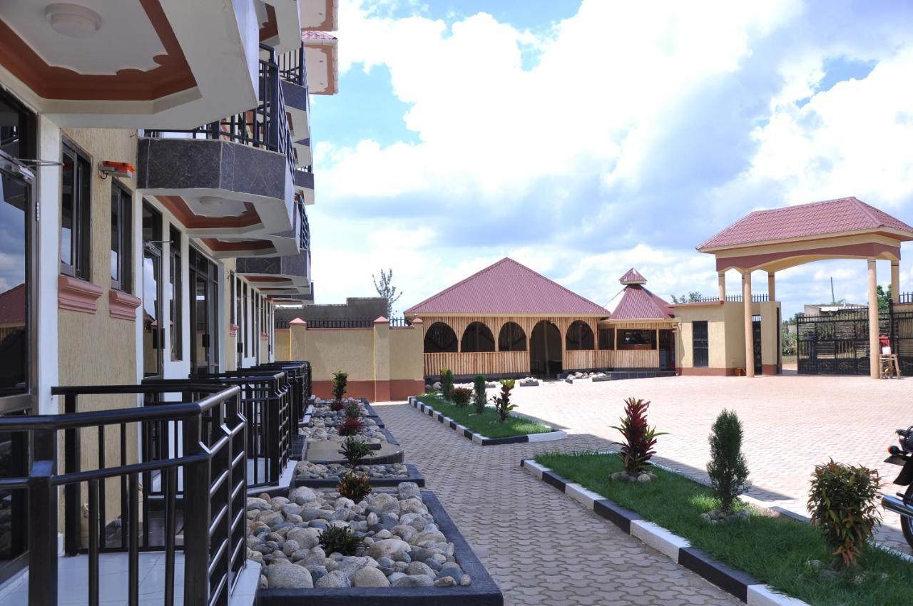 Golden View Hotel Ibanda Екстер'єр фото