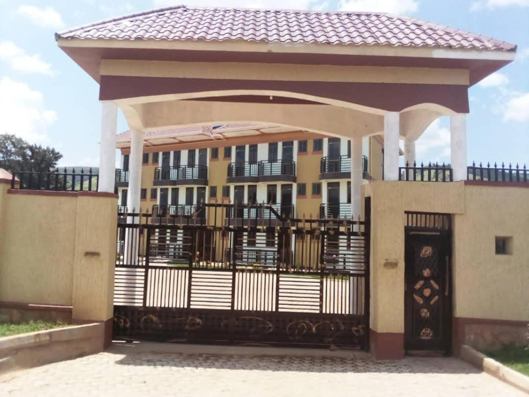 Golden View Hotel Ibanda Екстер'єр фото