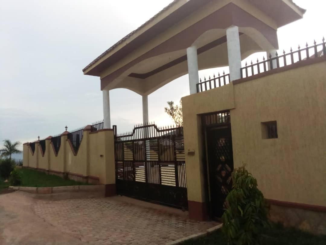 Golden View Hotel Ibanda Екстер'єр фото